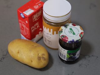 1、蓝莓土豆泥,将材料准备好