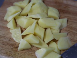 3、蓝莓土豆泥,切成小块