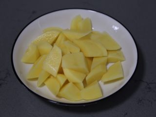 4、蓝莓土豆泥,放入盘中