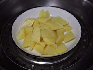 5、蓝莓土豆泥,再放入蒸锅蒸约20分钟