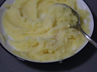 8、蓝莓土豆泥,撒一些白砂糖,口味自己把握