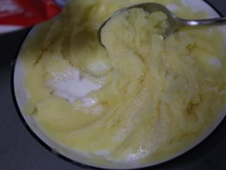 9、蓝莓土豆泥,再加入牛奶,一点点加,边加边搅拌