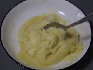 10、蓝莓土豆泥,搅拌均匀至顺滑的状态