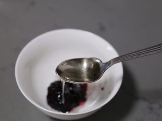 12、蓝莓土豆泥,再调入一勺蜂蜜