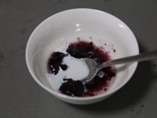13、蓝莓土豆泥,再加入一点牛奶