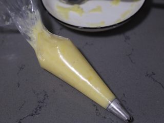 15、蓝莓土豆泥,将土豆泥放入裱花袋中