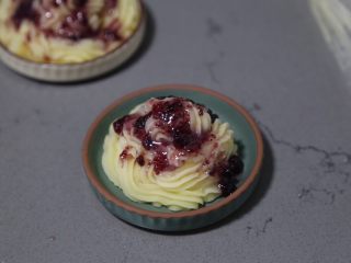 18、蓝莓土豆泥,用勺子舀着吃就可以啦