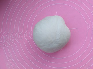 1、肉松花生酱烙饼,面粉加入温水，活成光滑的面团醒15分钟