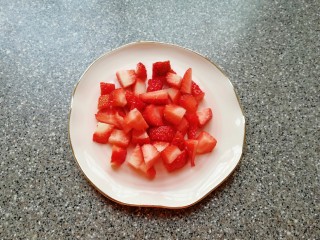 5、草莓蛋挞,草莓洗干净切成小块。