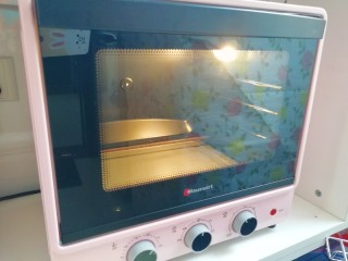 6、草莓蛋挞,烤箱上下管200度预热。