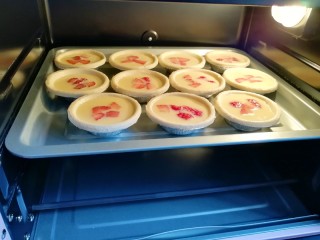 9、草莓蛋挞,送入预热好的烤箱。