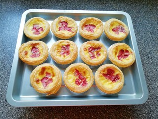 12、草莓蛋挞,出炉。