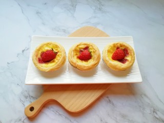 13、草莓蛋挞,放上草莓鲜果装饰一下。