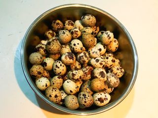 6、秘制茶香鹌鹑蛋,把煮好的鹌鹑蛋捞出来，用冷水过凉