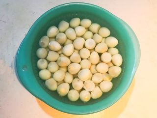 8、秘制茶香鹌鹑蛋,洗去蛋皮屑