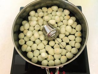 11、秘制茶香鹌鹑蛋,放入装有普洱茶的调料盒