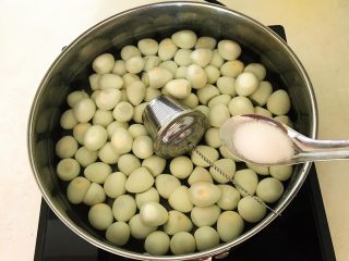 12、秘制茶香鹌鹑蛋,加入精盐