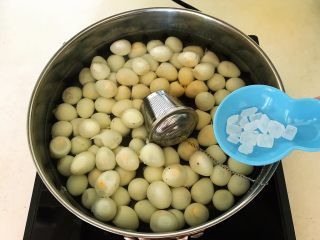 13、秘制茶香鹌鹑蛋,加入冰糖