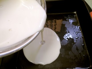 5、紫薯糯米卷,倒入面汤。