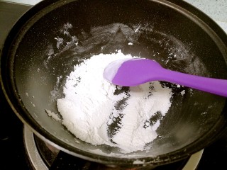 7、紫薯糯米卷,蒸的时候把30克糯米粉小火炒熟。