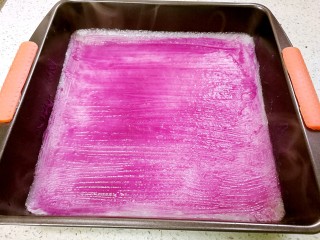 11、紫薯糯米卷,蒸好的糯米皮立即取出，趁热刷上紫薯糊，静置晾凉。