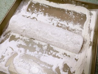 13、紫薯糯米卷,在熟糯米粉上来回滚动一下。