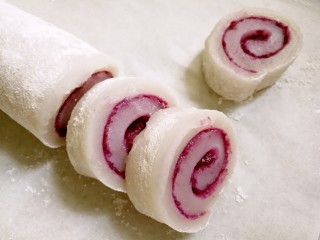 14、紫薯糯米卷,掸去表面多余的糯米粉，切件。切时刀要抹油。