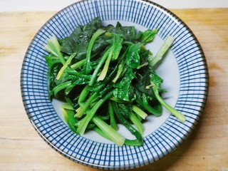 5、菠菜猪肝粥,捞出 切小段备用