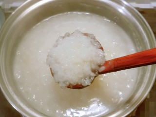 8、菠菜猪肝粥,煮至形成水米融合的白粥 很粘稠