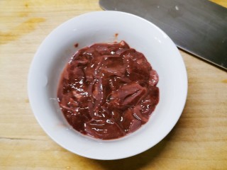 9、菠菜猪肝粥,煮粥期间 处理一下猪肝 切薄片