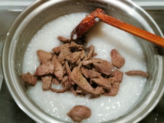 14、菠菜猪肝粥,猪肝放入米粥