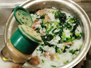 16、菠菜猪肝粥,搅拌均匀 放入黑胡椒粉去腥增香