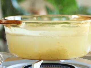 2、豆腐蛋花牛肉粥,先煮粥