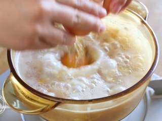 7、豆腐蛋花牛肉粥,打入一个鸡蛋