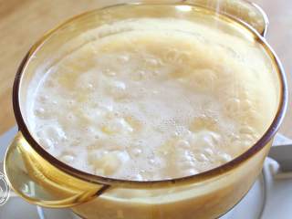 8、豆腐蛋花牛肉粥,把鸡蛋打散