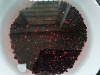 2、红枣黑米粥,黑米提前淘洗浸泡一个上午