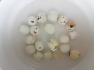 3、红枣黑米粥,莲子也提前浸泡