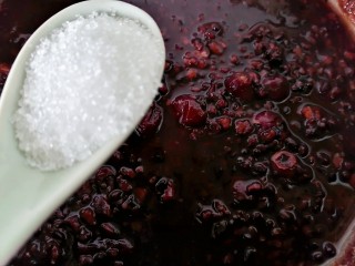 10、红枣黑米粥,加入一大勺白糖调味