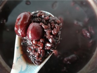 11、红枣黑米粥,继续炖煮期间要适量加水