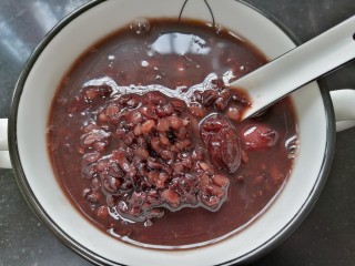 13、红枣黑米粥,装入容器