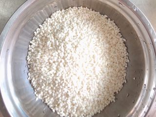 2、香芋八宝粥（五红补血）,准备好150克糯米（如果不用高压锅煮粥，可以提前侵泡1-2小时）