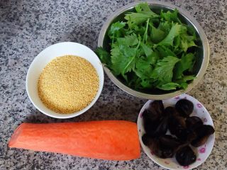 1、#冬日暖心菜#胡萝卜小米粥,准备原材料小米、胡萝卜、芹菜叶、木耳备用