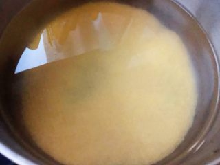 2、#冬日暖心菜#胡萝卜小米粥,小米淘洗干净添加适量清水大火煮起来