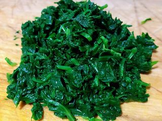 4、#冬日暖心菜#胡萝卜小米粥,芹菜叶沥干水分切成小段