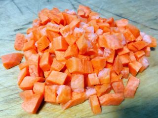 5、#冬日暖心菜#胡萝卜小米粥,胡萝卜切成小丁备用