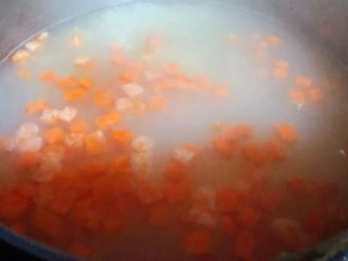 7、#冬日暖心菜#胡萝卜小米粥,小米煮至五成熟放入胡萝卜丁一起煮
