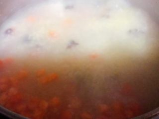 8、#冬日暖心菜#胡萝卜小米粥,胡萝卜煮至变色放入木耳共同煮
