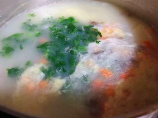 9、#冬日暖心菜#胡萝卜小米粥,煮至九成熟时放入芹菜叶