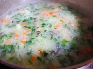10、#冬日暖心菜#胡萝卜小米粥,最后放入盐和味精调味均匀即可出锅享用