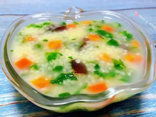 11、#冬日暖心菜#胡萝卜小米粥,营养丰富的胡萝卜小米粥装入容器中